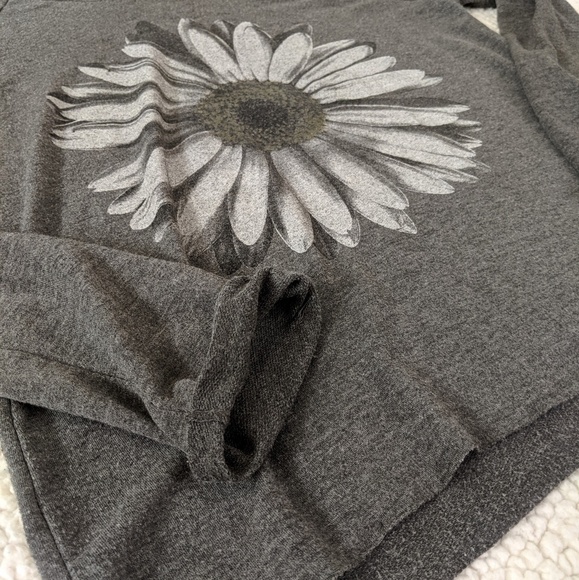 Hooded long sleeve shirt. - Picture 4 of 8